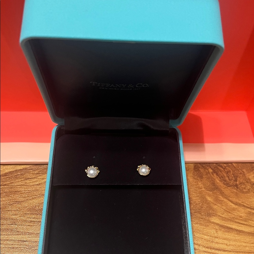 Tiffany & Co. Paloma Picasso Olive Leaf Stud Earrings in Yellow Gold with Pearls